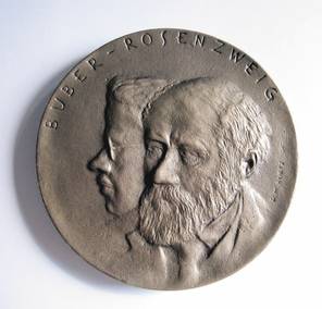 Runde Medaille mit den Profilen von Martin Buber und Franz Rosenzweig