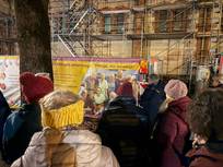 Menschen vor Bauzaunbanner