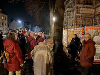 Menschen vor Bauzaunbanner