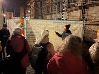 Menschen vor Bauzaunbanner