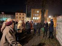 Menschen vor Bauzaunbanner