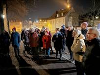 Menschen vor Bauzaunbanner
