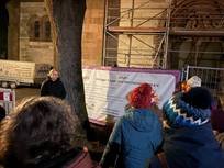 Menschen vor Bauzaunbanner