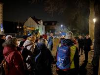 Menschen vor Bauzaunbanner