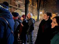 Menschen vor Bauzaunbanner
