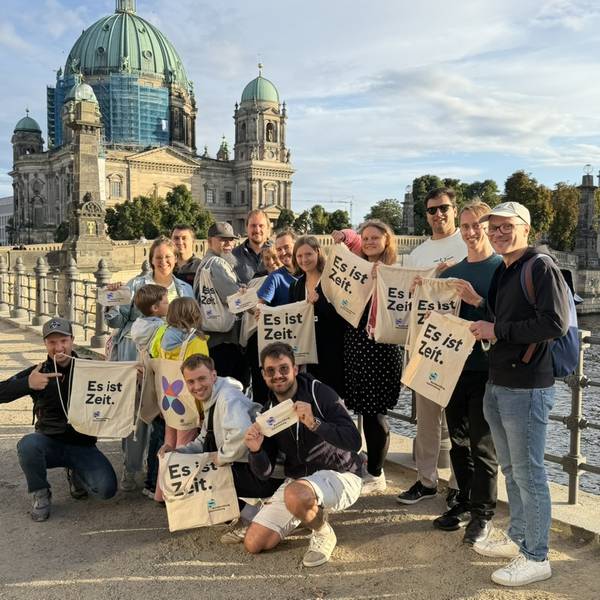 Die Teilnehmer*innen des DACHS-Treffen nach dem Besuch bei der Bundesstiftung Gleichstellung